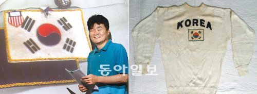 국민대 이대택 교수가 진외종조부(할머니의 오빠)인 이원순 선생이 1948년 런던올림픽 한국선수단 고문으로 출전했을 당시 단복에 부착했던 태극마크를 담은 대형 화면 앞에서 포즈를 취했다(왼쪽 사진). 1948년 런던 올림픽 사이클 대표선수로 출전했던 황산웅 선생의 유니폼. 가슴 한가운데 ‘KOREA’와 태극기가 새겨져 있다. 황 선생은 사이클이 하고 싶어 1946년 홀로 월남해 올림픽 무대에 섰지만 그 후 북에 있는 가족을 만나지 못했다(오른쪽 사진). 김미옥 기자 salt@donga.com·이금혜 씨 제공