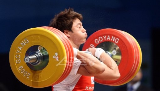올림픽 남자 역도 2연패를 노리는 사재혁. 가장 큰 적은 라이벌 선수들이 아니라 바로 부상이다. 사진은 2009년 고양 세계역도선수권대회 용상 경기에 출전한 사재혁의 모습. 스포츠동아DB