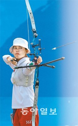 북한 여자 양궁 대표 권은실은 2010년 광저우 아시아경기에서 한국산 활을 들고 동메달을 땄다. 당시 권은실이 들고 있던 활에 찍힌 한국 제조업체의 명칭이 선명히 보인다. 그는 런던 올림픽에서도 한국 여자대표팀 3인방 이성진 기보배 최현주에 맞서 메달 획득을 노린다. 동아일보DB