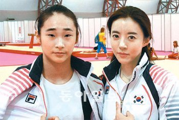 기계체조 여자대표팀 김은지 코치(오른쪽)가 22일 런던 노스그리니치 경기장 인근의 체조 훈련장에서 여자 개인종합 경기에 출전하는 허선미와 함께 선전을 다짐하고 있다. 허선미는 상위 24명까지 이름을 올리는 결선 진출을 목표로 하고 있다. 런던=박경모 기자 momo@donga.com