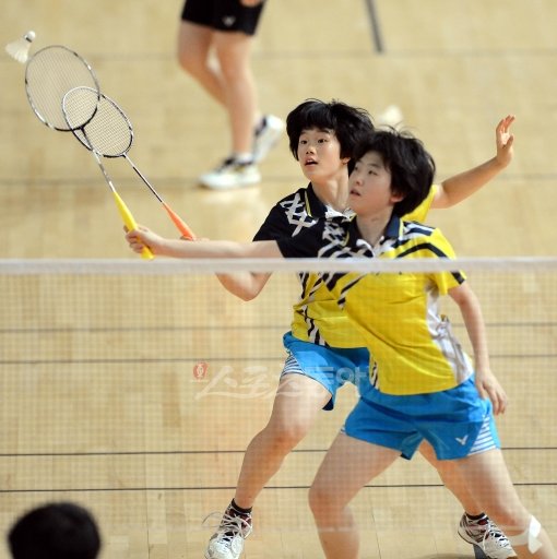 청송여중 이진실(앞)-이소원이 24일 전남 화순 하니움문화스포츠센터에서 열린 ‘이용대 올림픽 제패 기념 2012 화순-빅터 
전국학교대항 배드민턴선수권대회’ 5일째 여중부 복식 16강전에서 화순제일중 선수들과 싸우고 있다. 화순｜박화용 기자 
inphoto@donga.com 트위터 @seven7sola