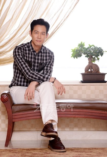 ‘하녀’ 이후 ‘도둑들’로 2년 만에 나선 이정재는 앞으로는 공백 없는 연기 활동을 하겠다고 했다. 그는 이미 새 영화 ‘신세계’를 촬영 중이다. 김종원 기자 won@donga.com 트위터@beanjjun