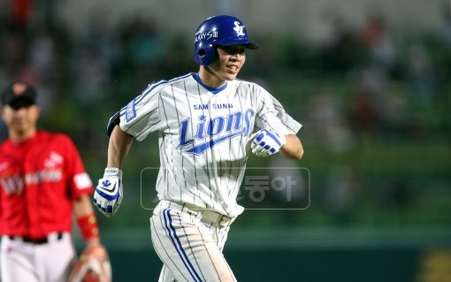 ‘2012년 삼성의 히트상품!’ 공·수·주에서 만점 활약을 보이고 있는 삼성의 새 1번타자 정형식이 25일 대구 SK전 6회말 쐐기 2점홈런을 때려낸 뒤 밝은 표정으로 그라운드를 돌고 있다. 사진제공｜스포츠코리아