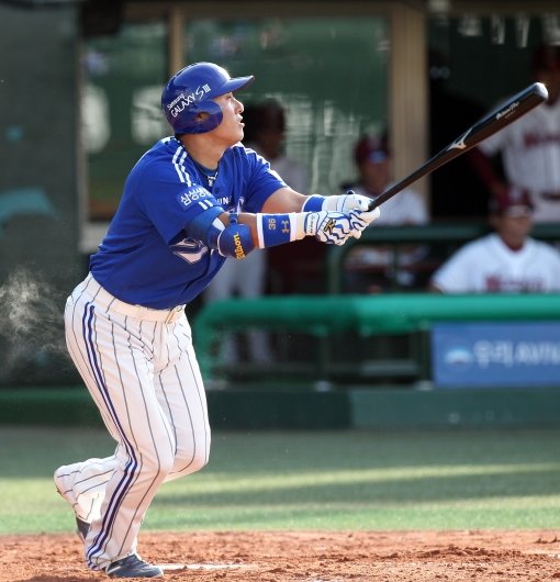 바로 이 순간! 삼성 이승엽이 29일 목동 넥센전 4회초 선두타자로 나서 밴 헤켄의 바깥쪽 직구를 그대로 밀어 쳐 한·일 개인통산 500호 홈런을 날리고 있다. 사진제공|스포츠코리아