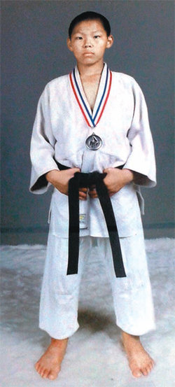 초등학교 시절 김재범의 경북 김천 서부초등학교 6학년 때 모습. 제2회 전국 초등학교 유도대회에서 준우승한 뒤 은메달을 목에 걸고 늠름하게 포즈를 취했다. 김재범 가족 제공