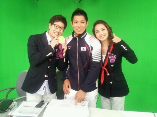 KBS 런던올림픽 방송을 진행하는 조우종 아나운서(왼쪽에서 첫 번째)가 유도 금메달리스트 김재범 선수(가운데)와 동료 이지애 아나운서와 금메달을 손에 쥐고 포즈를 취하고 있다. 사진제공｜조우종 아나운서