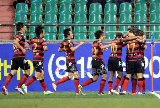 1일 저녁 포항스틸야드에서 열린 2012 FA CUP 8강전 포항 스틸러스와 전북현대의 경기에서 포항 황진성이 후반전 2-2 상황때 역전 골을 터트린 후 동료들과 세리머니를 펼치고 있다. 포항ㅣ박화용 기자 inphoto@donga.com 트위터 @seven7sola