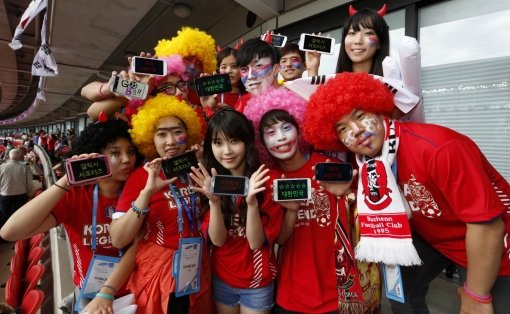 국가대표 선수들의 연이은 승전보로 올림픽 열기가 뜨거워지면서 IT기업들의 관련 프로모션 도 활발하게 펼쳐지고 있다. 1일 영국
런던 웸블리 구장에서 열린 축구 조별 예선 한국과 가봉 경기에 응원을 위해 찾아간 가수 아이유(아랫줄 가운데)와 삼성전자 갤럭시
서포터즈. 사진제공|삼성전자