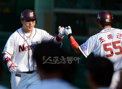 넥센 박병호가 5일 목동 LG전 1회말 선제 우월2점홈런을 치고 덕아웃으로 들어오며 하이파이브를 나누고 있다. 목동｜박화용 기자