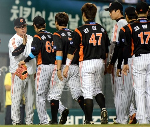 4강 싸움을 위해 진검을 빼들었다. 롯데 양승호 감독(왼쪽 끝)이 4강 굳히기를 위해 집단 마무리 체제와 에이스 유먼 최다 활용이라는 2가지 카드로 승부수를 띄운다. 스포츠동아DB