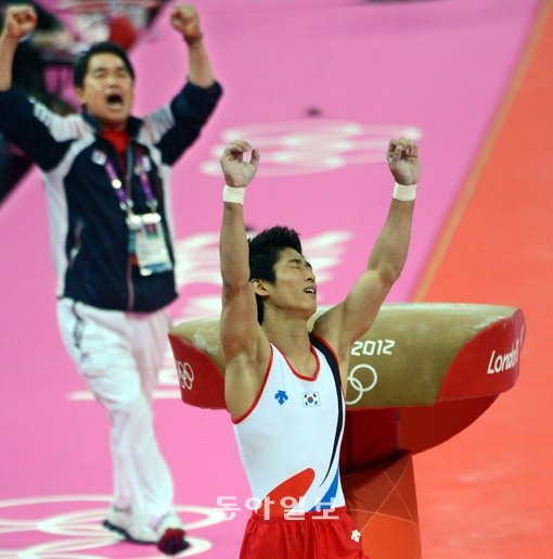 한국 체조 사상 올림픽 첫 금메달을 따낸 양학선이 환호하고 있다. 사진=동아일보 박경모 기자 momo@donga.com