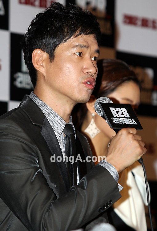 배우 유준상이 8일 서울 성동구 왕십리 CGV에서 열린 영화 ‘R2B:리턴투베이스’ 기자간담회에서 취재진의 질문에 답을 하고 있다. 국경원 기자 onecut@donga.com