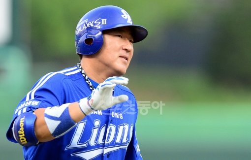 일 오후 인천 문학야구장에서 '2012 팔도 프로야구' SK 와이번스와 삼성 라이온즈의 경기가 열렸다. 1회초 1사 1, 2루에서 삼성 최형우가 SK 김광현을 상대로 우월 3점 홈런을 쏘아올린 뒤 그라운드를 돌며 환호하고 있다. 문학｜김민성 기자 marineboy@donga.com 트위터 @bluemarine007