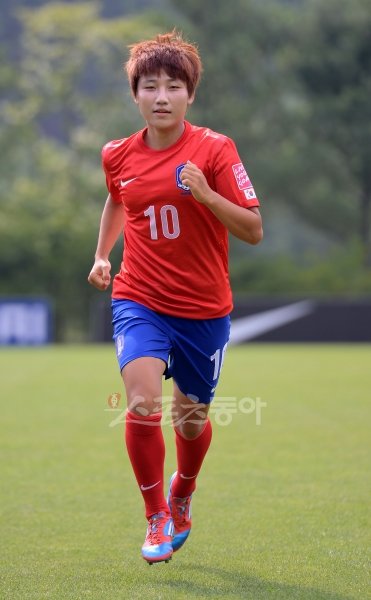 U-20 여자월드컵에 출전하는 대표팀의 간판 공격수 여민지가 9일 파주NFC에서 가벼운 러닝으로 몸을 풀고 있다. 파주｜김종원 기자 won@donga.com 트위터 @beanjjun