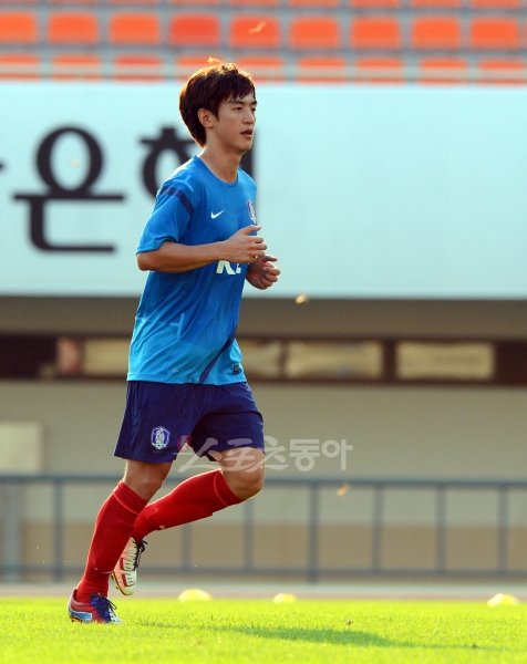 최강희 감독이 이끄는 축구국가대표팀이 오는 15일 예정된 잠비아와 친선경기를 앞두고 13일 오후 경기도 안양종합운동장에서 훈련을 가졌다. 송진형이 런닝으로 몸을 풀고 있다. 안양ㅣ박화용 기자 inphoto@donga.com 트위터 @seven7sola