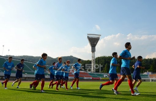 최강희 감독이 이끄는 축구국가대표팀이 잠비아와의 친선경기(15일)를 앞둔 13일 경기도 안양종합운동장에서 러닝을 하며 몸을 풀고 있다. 안양|박화용 기자 inphoto@donga.com 트위터 @seven7sola