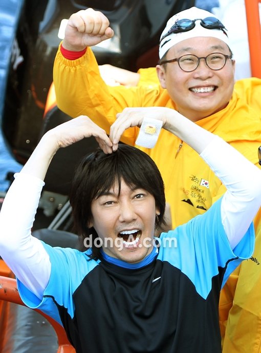 가수 김장훈(왼쪽)과  교수 서경덕이 8·15 광복절을 하루 앞둔 14일 오전 릴레이 수영을 하기 전에 인사를 하고 있다. 한편, 김장훈은 울진 죽변항에서 출정식을 한 뒤 관계자들과 함께 55시간 동안 릴레이로 독도까지 헤엄칠 예정이다. 국경원 기자 onecut@donga.com