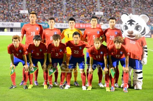 최강희 감독이 이끄는 축구국가대표팀이 15일 저녁 경기도 안양종합운동장에서 잠비아와 친선경기를 가졌다. 대한민국 선수들이 포토타임을 갖고 있다. 안양ㅣ박화용 기자 inphoto@donga.com 트위터 @seven7sola