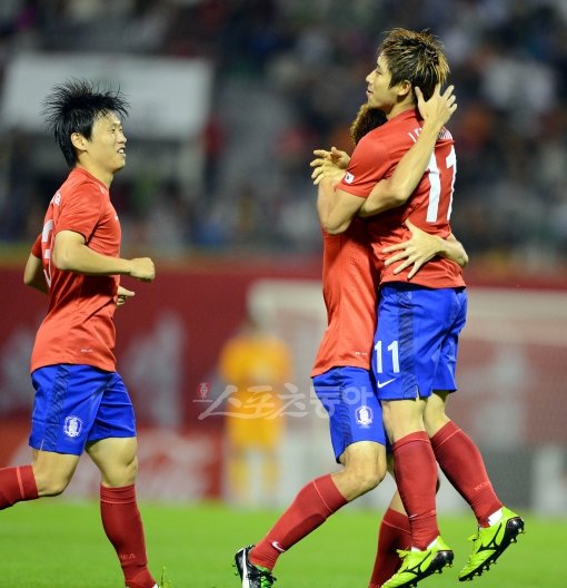 최강희 감독이 이끄는 축구국가대표팀이 15일 저녁 경기도 안양종합운동장에서 잠비아와 친선경기를 가졌다. 이근호가 후반전 두번째 골을 터트린 후 동료들과 기쁨을 나누고 있다. 안양ㅣ박화용 기자 inphoto@donga.com 트위터 @seven7sola