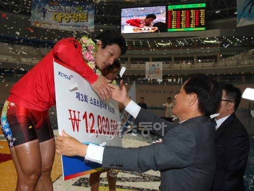 제4회 스포츠동아배는 기흉으로 6월 이후 결장했던 ‘경륜황제’ 이명현의 복귀전으로 경륜 팬들의 관심을 끌고 있다. 사진은 지난해 스포츠동아배에서 우승한 이명현(왼쪽)이 스포츠동아 송대근 대표로부터 우승상금 보드를 받는 모습. 스포츠동아DB