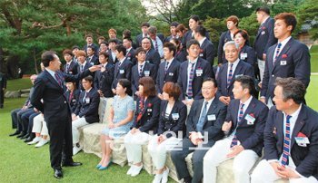 “내가 사진촬영 감독이야” 이명박 대통령이 16일 청와대 녹지원에서 열린 런던 올림픽 선수단 초청 만찬에서 기념촬영을 위해 선수들의 자리를 정해준 뒤 “내가 감독이야. 감독”이라고 말하고 있다. 청와대사진기자단