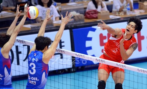 LIG손해보험 김요한(오른쪽)이 22일 수원실내체육관에서 열린 2012 수원컵 프로배구대회 대한항공과 경기에서 강력한 스파이크를 날리고 있다. 수원|박화용 기자 inphoto@donga.com 트위터 @seven7sola