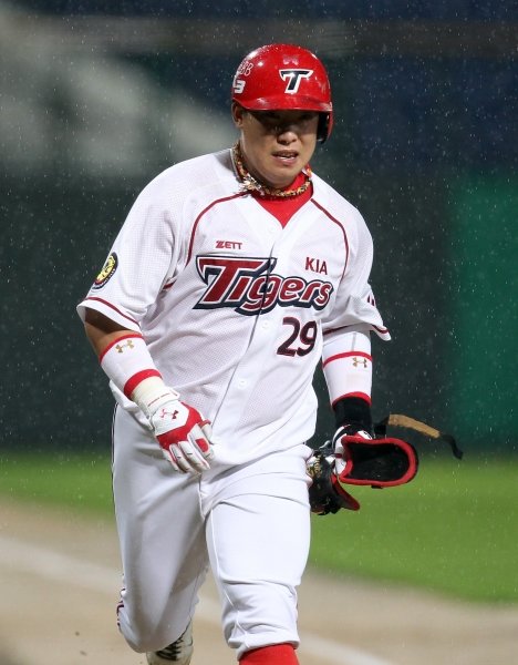 KIA 나지완이 22일 광주 LG전 4회 신재웅을 상대로 솔로 홈런을 때린 뒤 빗방울을 맞으며 그라운드를 돌고 있다. 사진제공|스포츠코리아