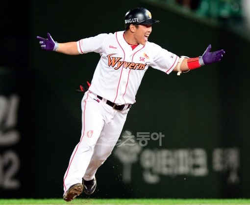 22일 오후 인천 문학야구장에서 '2012 팔도 프로야구' SK 와이번스와 한화 이글스의 경기가 열렸다. 연장 11회말 1사 만루에서 SK 정근우가 끝내기 번트를 성공한 뒤 환호하고 있다. 문학｜김민성 기자 marineboy@donga.com 트위터 @bluemarine007