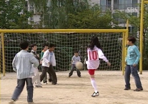 설리의 아역배우 시절 축구 모습. 사진출처=인터넷 커뮤니티