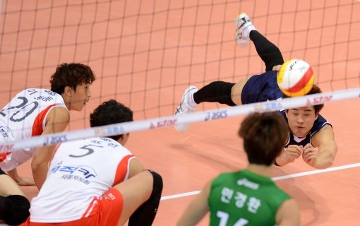 LIG손해보험 리베로 부용찬(오른쪽)이 24일 수원 실내체육관에서 벌어진 수원컵 프로배구 러시앤캐시와 준결승에서 몸을 날리는 멋진 수비를 보여주고 있다. 이 모습을 끝까지 지켜보는 동료 이효동과 김요한의 표정도 인상적이다. 수원 | 김종원 기자 won@donga.com 트위터 @beanjjun