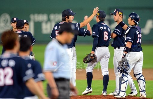 24일 저녁 부산 사직야구장에서 열린 2012프로야구 롯데와 두산의 경기에서 두산이 최재훈의 1타점 2루타에 힘입어 1-0으로 승리를 거뒀다. 경기종료 후 두산 선수들이 하이파이브를 하고 있다. 사직ㅣ박화용 기자 inphoto@donga.com 트위터 @seven7sola