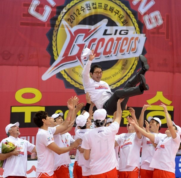 2012 수원컵 프로배구대회에서 창단 후 첫 우승을 차지한 LIG손해보험 선수들이 이경석 감독을 헹가래 하고 있다. 수원|김종원 기자 won@donga.com 트위터 @beanjjun