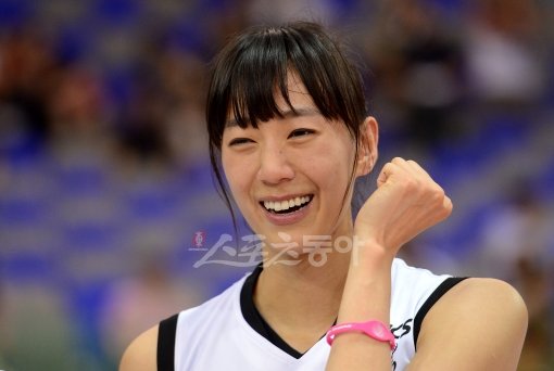 26일 수원실내체육관에서 열린 2012 수원컵 프로배구대회 여자부 결승전 GS칼텍스 대 IBK기업은행 경기에서 세트스코어 3-1 승리를 거두며 우승을 확정지은 MVP를 차지한 GS칼텍스 한송이가 화이팅을 외치고 있다. 수원｜김종원기자 won@donga.com 트위터 @beanjjun