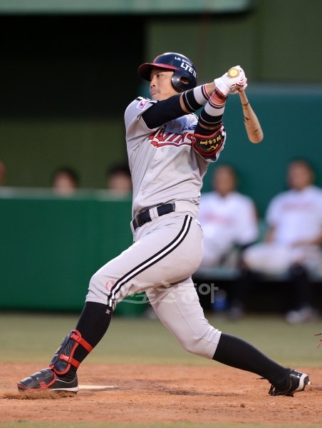 올 시즌 잠재력을 서서히 폭발시키고 있는 LG 정의윤. 그는 이제 ‘8년차 유망주’라는 수식어 대신 ‘3할타자’가 되고 싶어한다. 스포츠동아 DB