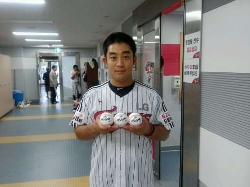 LG 정의윤이 트위터 인터뷰에 참여한 스포츠동아 독자들에게 전할 친필 사인볼을 들어 보이고 있다. 사진제공|LG 트윈스