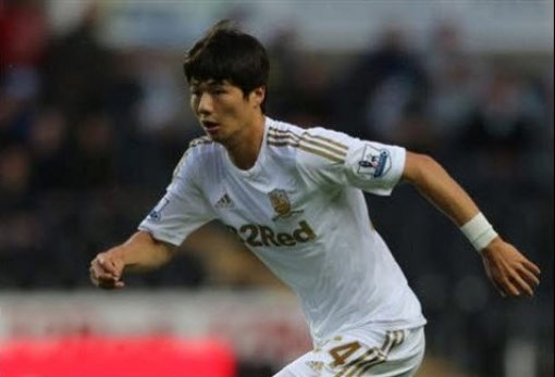 기성용이 29일 반즐리와 홈경기를 통해 깜짝 데뷔전을 치렀다. 라우드럽 감독은 선발 출전해 76분간 뛴 기성용의 경기력에 만족감을 표시했다. 사진출처|스완지시티 홈페이지 캡처