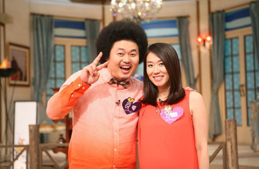 개그맨 윤택(왼쪽)과 그의 아내. 사진제공｜SBS