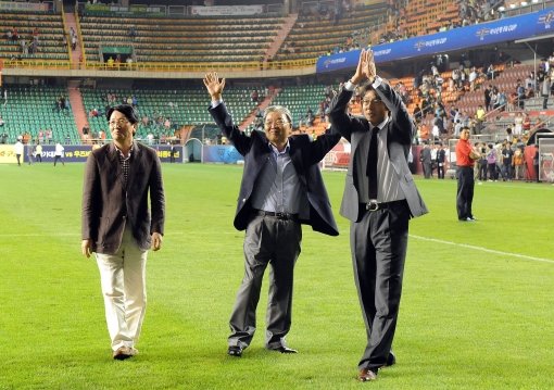 포항 황선홍(오른쪽) 감독이 올 시즌 FA컵을 통해 사령탑 첫 우승에 도전한다. 황 감독이 1일 제주와 FA컵 준결승 홈경기 승리로 결승 진출을 확정한 뒤 관중들의 환호에 답하고 있다. 사진제공｜포항 스틸러스