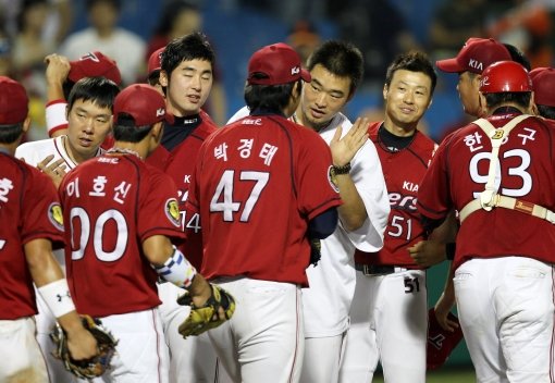 2일 오후 대전구장에서 열린 ‘2012 팔도 프로야구’ 한화 이글스와 KIA 타이거즈의 경기에서 KIA 김진우 등 선수들이 13-2로 대승을 거둔 뒤 동료선수들을 맞이하고 있다. 사진제공|스포츠코리아
