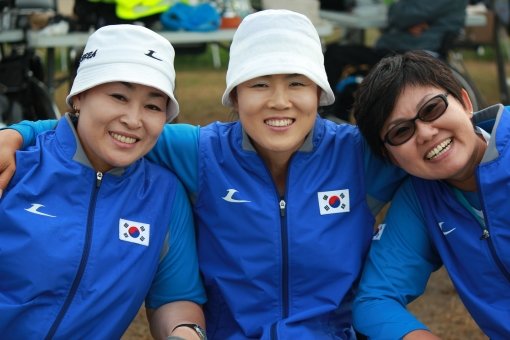 2009장애인양궁세계선수권대회, 2010광저우장애인아시안게임 금메달을 획득한 ‘숙자매’는 2012런던장애인올림픽 석권을 노리고 있다. 왼쪽부터 김란숙 이화숙 고희숙. 사진 제공｜대한장애인체육회