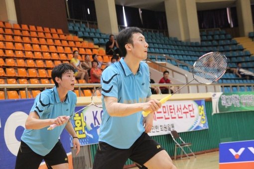 한국 배드민턴 남자복식을 이끌어갈 유연성이 5일 전남 순천 팔마체육관에서 열린 2012 전국가을철종별배드민턴선수권 4일째 남자일반부 단체전 준결승에서 4복식 경기를 치르고 있다. 사진 제공｜대한배드민턴협회