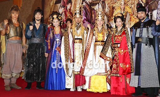 6일 오후 서울 마포구 가든호텔에서 KBS 드라마 ‘대왕의 꿈’ 
제작발표회에서 출연진이 포즈를 취하고 있다. 국경원 기자 onecut@donga.com