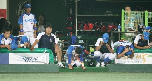 8일 막을 내린 제25회 세계청소년선수권대회의 참패는 우리 고교야구의 현실을 그대로 보여준 결과물이었다. 3일 목동구장에서 열린 예선라운드 콜롬비아전에서 1-3으로 패한 뒤 실망감을 드러내고 있는 한국 선수단. 사진제공|스포츠코리아