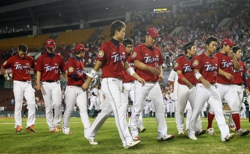 12일 광주 롯데전 패배로 포스트시즌 진출 희망은 사실상 사라졌다. 올 시즌 KIA 부진의 주요인은 부상이다. 사진은 10일 잠실 LG전 패배 직후 덕아웃으로 향하는 KIA 선수단의 모습. 사진제공｜스포츠코리아