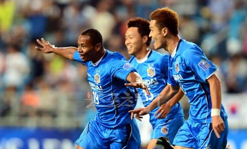 울산 현대 하피냐(맨 왼쪽)가 19일 열린 알 힐랄(사우디아라비아)과 아시아축구연맹(AFC) 챔피언스리그 8강 1차전에서 선제골을
 넣은 뒤 환호하고 있다. 울산｜김민성 기자 marine@donga.com 트위터@bluemarine007