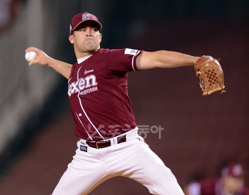 19일 서울 잠실야구장에서 열린 2012 프로야구 LG트윈스 대 넥센 히어로즈 경기에 선발 등판한 넥센 나이트가 역투하고 있다. 잠실｜김종원기자 won@donga.com 트위터 @beanjjun