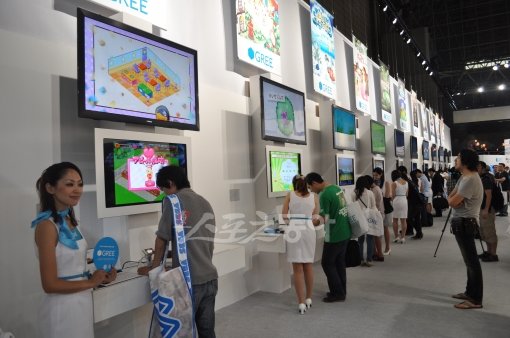 ‘일본서도 모바일 게임 대세.’ 일본 지바 마쿠하리 메세에서 개막한 ‘2012 도쿄게임쇼’에 참가한 일본 소셜 콘텐츠 기업
‘그리’(GREE)의 대형 부스. 콘솔 게임의 메카로 불리는 일본에서 열린 행사지만 스마트폰을 중심으로 한 모바일 게임의 초강세를
확인할 수 있다. 지바(일본)|김명근 기자 dionys@donga.com 트위터@kimyke76