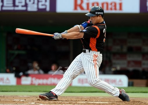 올 시즌 롯데 타선의 중심으로 떠오른 손아섭. 그의 시선은 이제 한국에만 머물러 있지 않다. 손아섭은 “WBC에 출전한다면, 다르빗슈(텍사스)와도 겨뤄보고 싶다”는 포부를 밝혔다. 스포츠동아DB