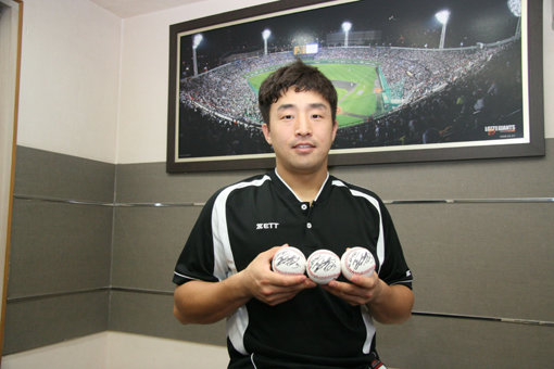 롯데 손아섭이 행운의 주인공들에게 선물할 친필 사인볼을 들어 보이고 있다. 사진제공｜롯데 자이언츠