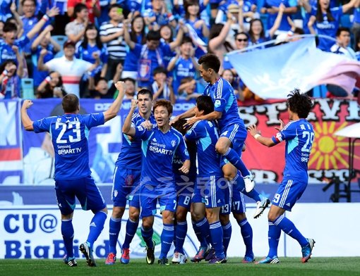 수원 이상호(8번)가 23일 제주전에서 선제골을 성공시키자 동료들이 몰려와 축하해주고 있다. 수원|김민성 기자 marineboy@donga.com 트위터 @bluemarine007